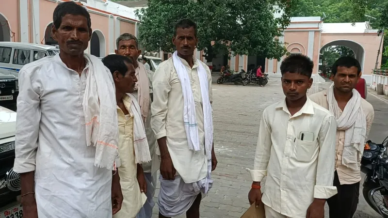 बहराइच : लेखपाल पर ग्रामीणों ने लगाया गंभीर आरोप, खड़ंजा उखाड़कर बनवा दिया मकान