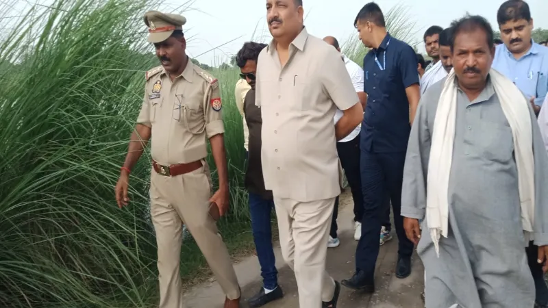 रायबरेली : बाढ़ प्रभावित गांव का उद्यान राज्य मंत्री ने किया निरीक्षण