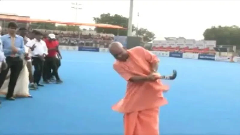 झांसी को सीएम योगी ने दी दो हजार करोड़ की सौगात, खेलते दिखे हॉकी 