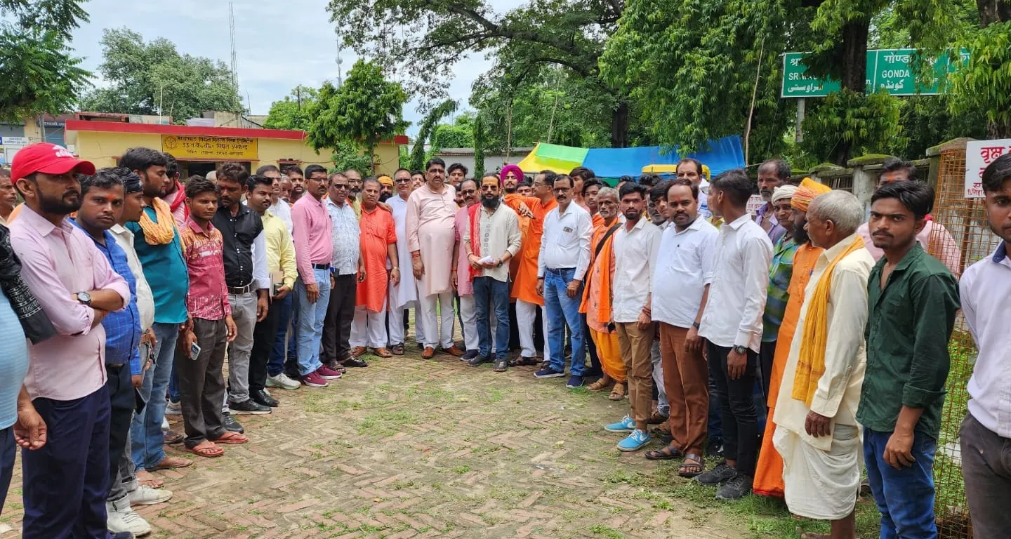 नूंह हिंसा : पथराव की घटना पर बहराइच में विहिप और बजरंग दल का जोरदार प्रदर्शन, सौंपा ज्ञापन