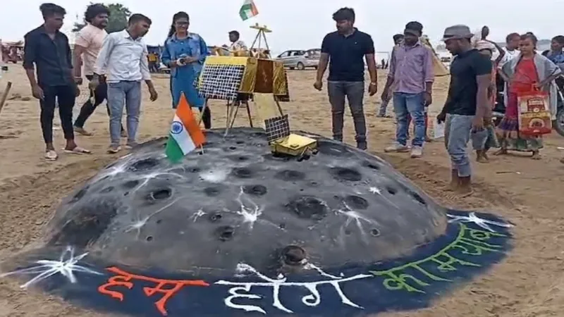 चंद्रयान 3 : सफल लैंडिंग को लेकर ईविवि छात्रों ने की प्रार्थना, बनाया सैंड आर्ट  