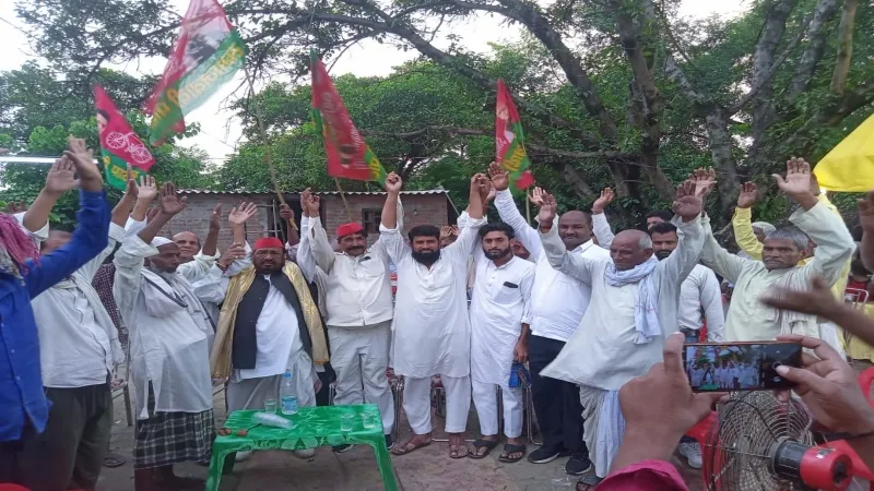 बहराइच : रेवली आदमपुर बांध की मरम्मत को लेकर सपा ने किया प्रदर्शन