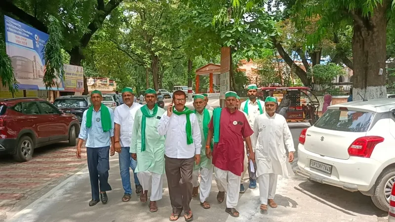 बहराइच : ब्लॉक में 20 वर्ष से तैनात कर्मचारियों को हटाए प्रशासन, किसानों ने सौंपा ज्ञापन