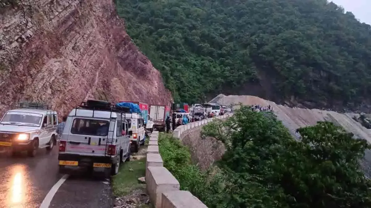 चमोली: बदरीनाथ हाईवे में हुआ भूस्खलन, 50 मीटर मार्ग हुआ ध्वस्त 