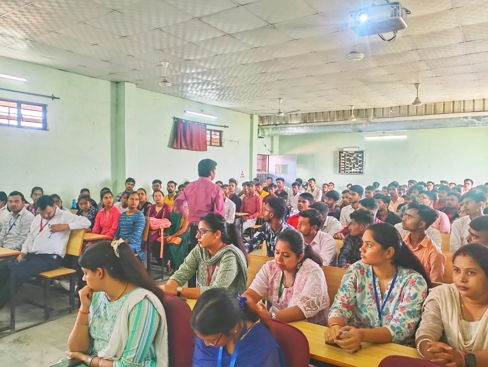 बरेली: फार्मेसी के नवीन छात्रों को बताईं उपलब्धियां