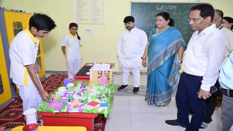 BVB Exhibition : बीएसए ने देखा बच्चों का हुनर, कहा - रचनात्मकता से बढ़ती है बच्चों की क्षमता 