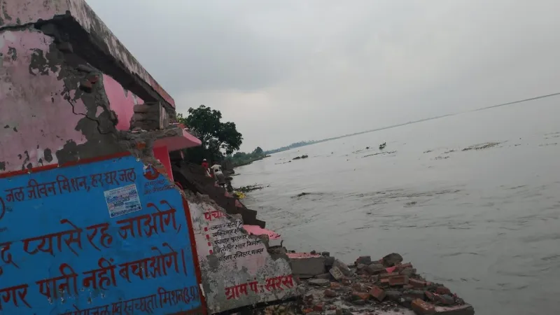 Video - देखते ही देखते सरयू नदी में समाया सरसंडा का पंचायत भवन 