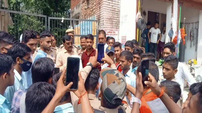 सीतापुर में छात्रों ने जाम किया NH- 24, एनसीसी ट्रेनिंग को लेकर किया प्रदर्शन  