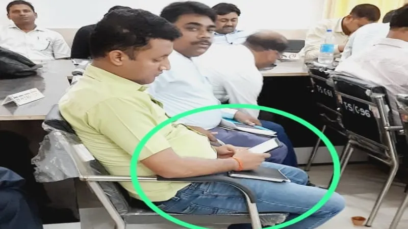रायबरेली में संपूर्ण समाधान दिवस बना मजाक, मोबाइल चैटिंग का दिखा जोर 
