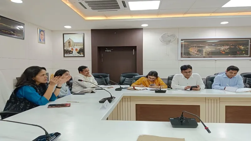 लखनऊ : मंडलायुक्त ने अधिकारियों को दिए निर्देश - तालाबों से ध्वस्त करें अतिक्रमण 