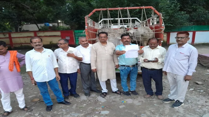 बहराइच में विहिप पदाधिकारियों ने पकड़ा गोवंश लदा पिकअप, केस दर्ज  