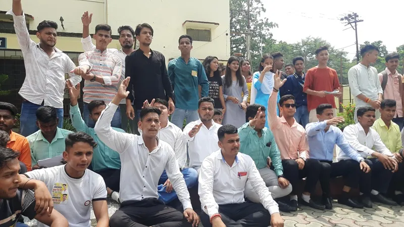 हल्द्वानी: एमबीपीजी में प्रवेश को लेकर हंगामा, छत पर चढ़े छात्र 