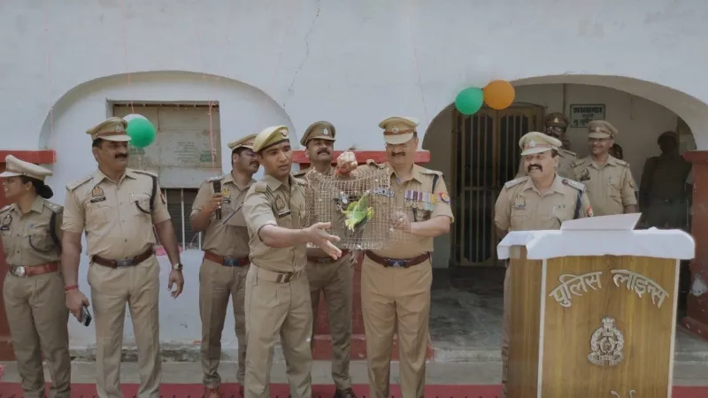 हरदोई SP ने अनोखे ढंग से मनाया स्वतंत्रता दिवस, खुले आसमान में छोड़े परिंदे   