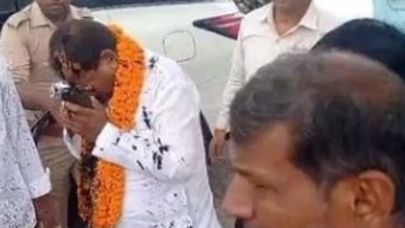 UP News : घोसी उपचुनाव के भाजपा प्रत्याशी दारा सिंह चौहान पर फेंकी काली स्याही 