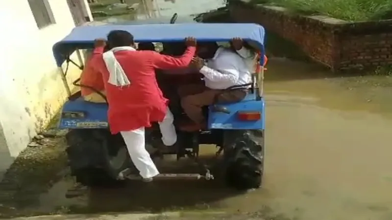 Hardoi Video - जलभराव बना मुसीबत, किराये पर ट्रैक्टर लेकर मेहमानों को सड़क तक छोड़ने को मजबूर हैं मेजबान   