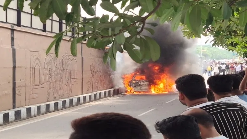 लखनऊ में बीच सड़क आग का गोला बनी कार 