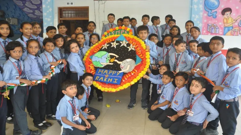 Raksha Bandhan 2023 : भाई के लिए प्यार और चंद्रयान-3 की सफल लैंडिंग का उत्साह