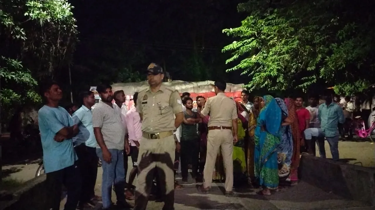 बरेली: शराब तस्करों के खिलाफ खोला मोर्चा, घेरा थाना