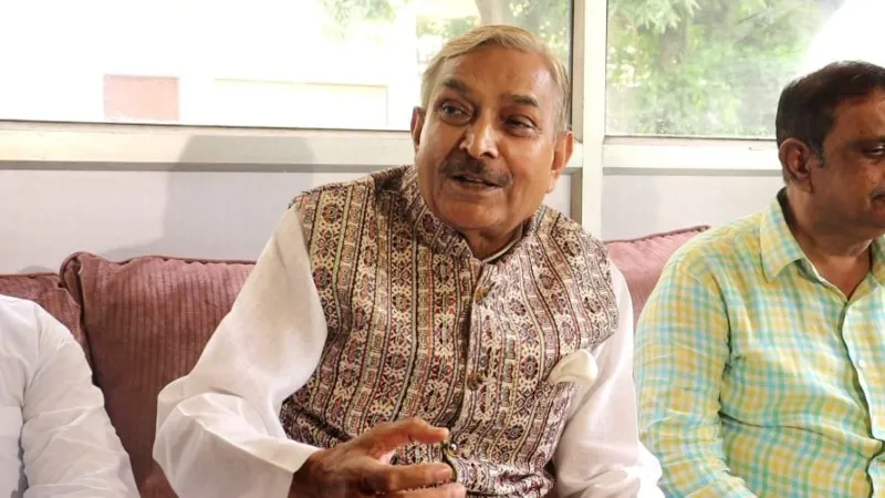 मोदी सरनेम मामला : कांग्रेस नेता प्रमोद तिवारी ने बांटी मिठाई, कहा - सत्य परेशान हो सकता है पराजित नहीं 