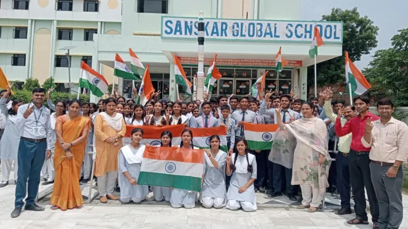 प्रतापगढ़ : स्कूल में विद्यार्थियों ने चंद्रयान - 3 का बनाया मॉडल