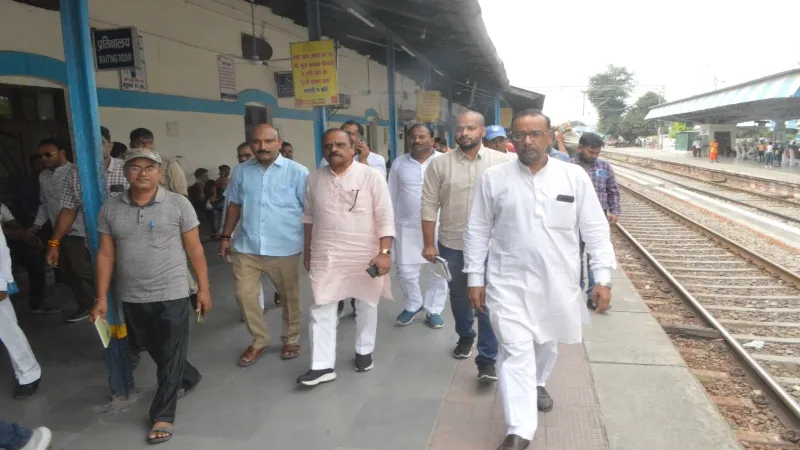 हरदोई : प्रधानमंत्री के वर्चुअल कार्यक्रम से पहले सांसद ने किया स्टेशन का निरीक्षण 