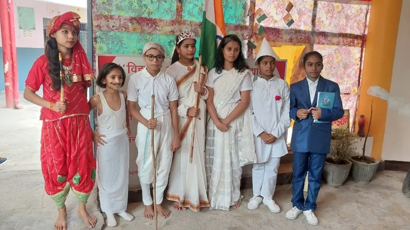 मेरी माटी मेरा देश कार्यक्रम : वीर पुरुष के रूप में छात्राओं ने किया मंचन