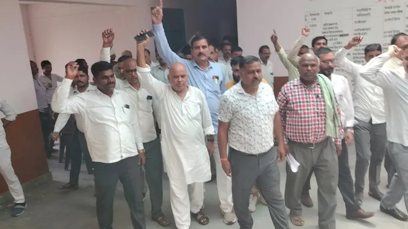 Hapur Lathicharge : सवायजपुर में अधिवक्ताओं ने किया प्रदर्शन, हड़ताल की दी चेतावनी
