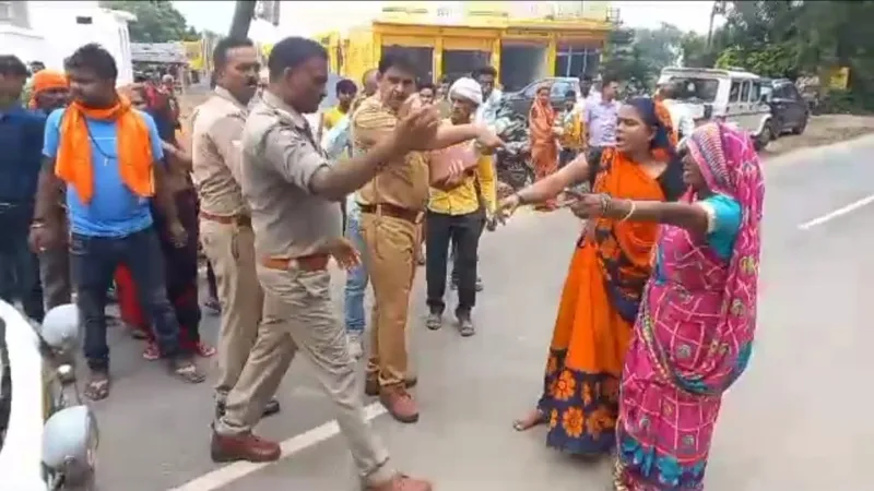 सीतापुर : निजी हाॅस्पिटल में प्रसूता की मौत पर भड़के परिजनों ने काटा हंगामा