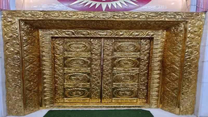 वाराणसी : रविदास मंदिर का प्रवेशद्वार हुआ स्वर्ण मंडित, दर्शनार्थी चढ़ाते हैं दान में सोना