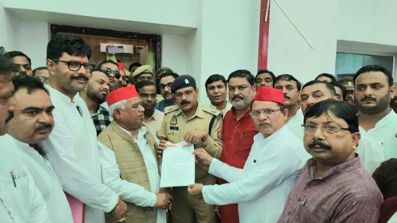 अखिलेश यादव पर टिप्पणी के खिलाफ सपा ने खोला मोर्चा, महंत राजू दास को अरेस्ट करने की मांग