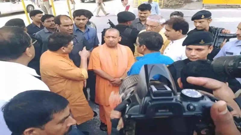 CM Yogi पहुंचे वाराणसी, G-20 मेहमानों संग भोज में होंगे शामिल 