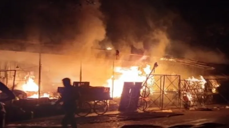 लखनऊ : आलमबाग फल मंडी में आग लगने से 5 दुकानें जलकर राख