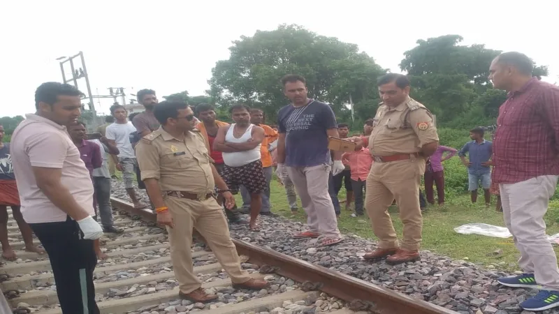 सीतापुर : ट्रेन का हॉर्न सुनते ही पटरियों के बीच जा बैठा युवक, देखने वालों के उड़े होश  