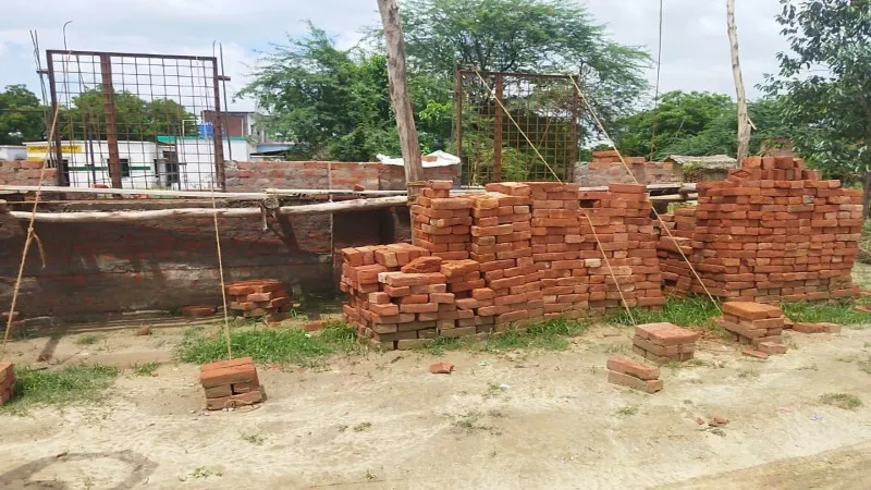 रायबरेली : पीली ईंट से बन रहा स्कूल, अधिकारी अनजान