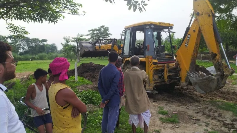 बहराइच में हिस्ट्रीशीटर और पूर्व ग्राम प्रधान के अवैध कब्जे पर चला बुलडोजर