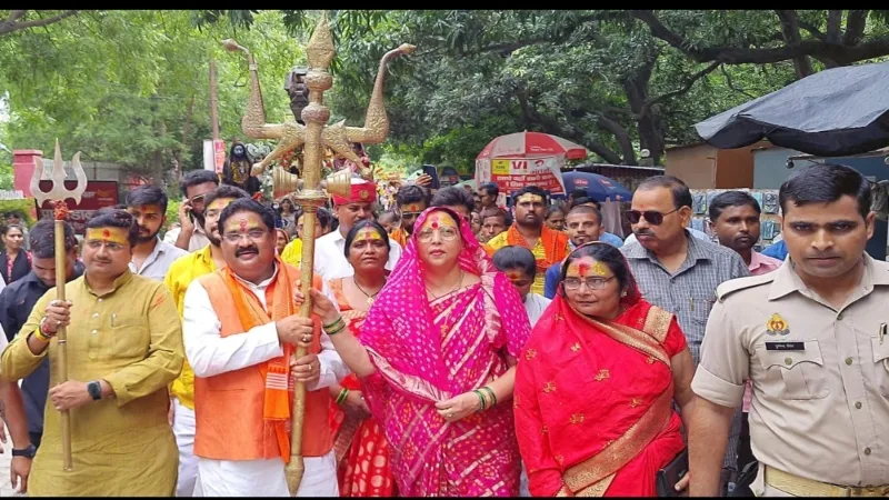 हरदोई में पूरे दिन रही कांवड़ियों की धूम, जिला पंचायत अध्यक्ष ने रवाना की यात्रा  