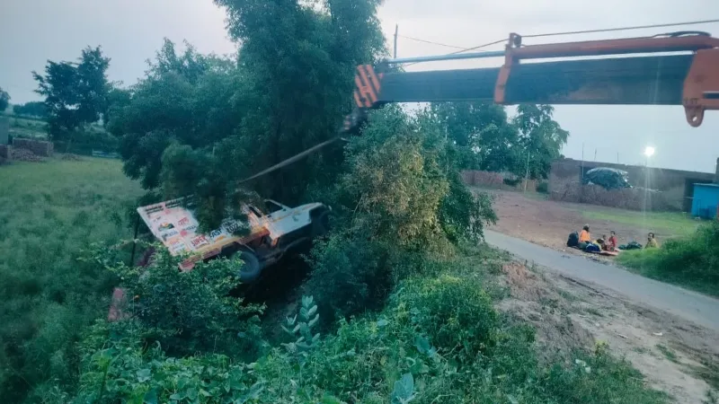 Etawah  Accident : श्रद्धालुओं से भरी पिकअप पलटी, 20 घायल - एक की मौत