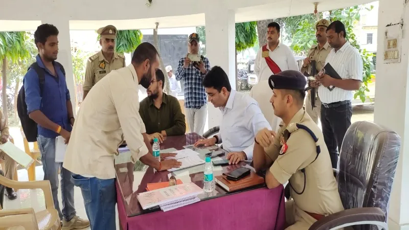 प्रयागराज : समाधान दिवस पर पहुंचे जिलाधिकारी, गैरहाजिर लेखपाल का रोका वेतन