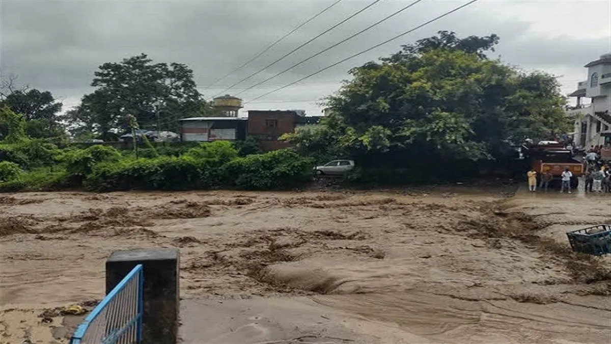 ViRAL ViDEO: रकसिया नाले में बही कार, फंसे लोगों को किया गया रेस्क्यू   