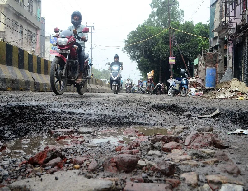 मुरादाबाद : सुनिए मुख्यमंत्री जी...लोगों को दर्द दे रहे गड्ढे