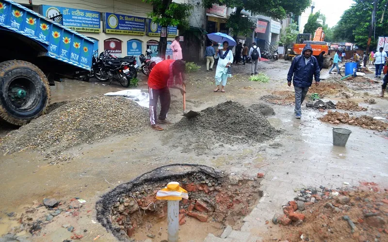 मुरादाबाद : सीवर खोदाई की सुस्ती से 30,000 से अधिक की आबादी परेशान, गड्ढों में फंस रहे वाहन