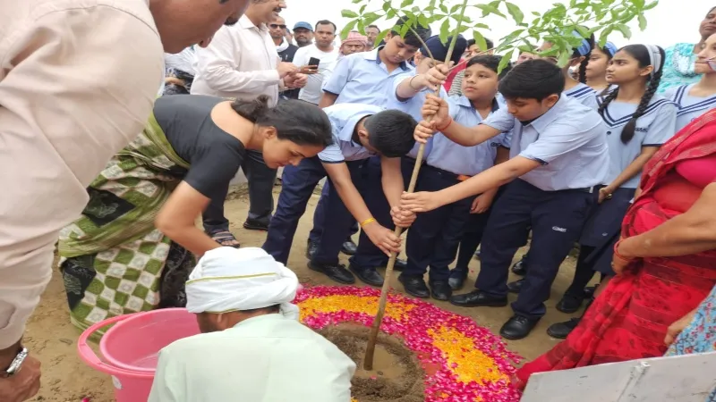 मंडलायुक्त ने छात्र-छात्राओं के साथ किया पौधरोपण, कहा - जनता के जुड़ने से आएगी अभियान में जान 