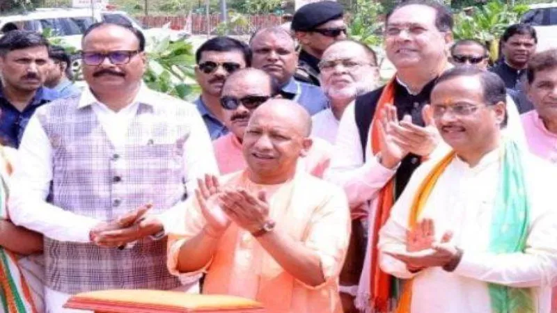 लखनऊ: CM Yogi ने अमृत वाटिका में रोपा पौधा, अमृत स्तंभ का भी किया लोकार्पण 