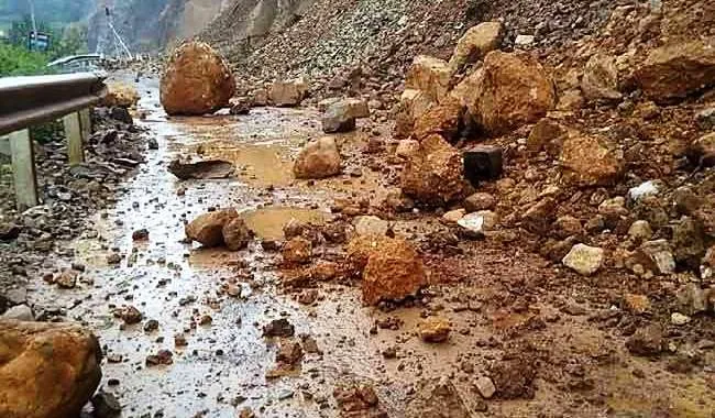 गरमपानी: थुआ की पहाड़ी से गिरे बोल्डर से बाजार में मची अफरातफरी