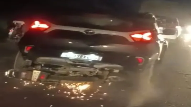 कार में फंसकर सात किलोमीटर तक घिसटती रही बाइक, चालक गिरफ्तार - देखें Video 