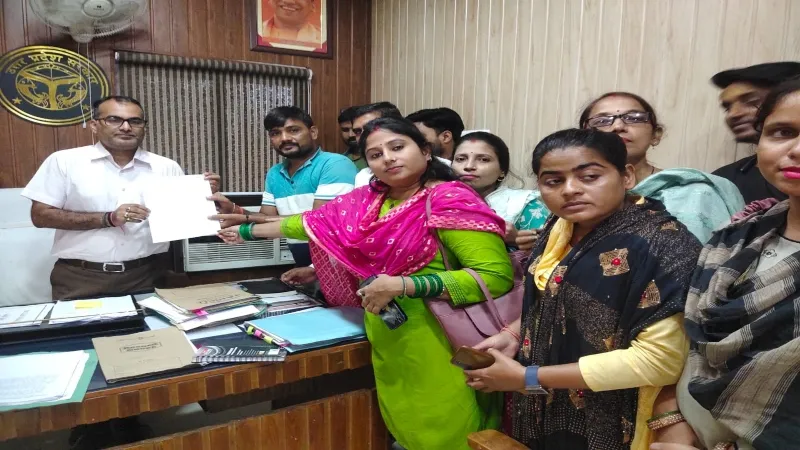 बहराइच : फर्रुखाबाद में खंड प्रेरक की मौत पर नाराजगी, डीपीआरओ को दिया ज्ञापन