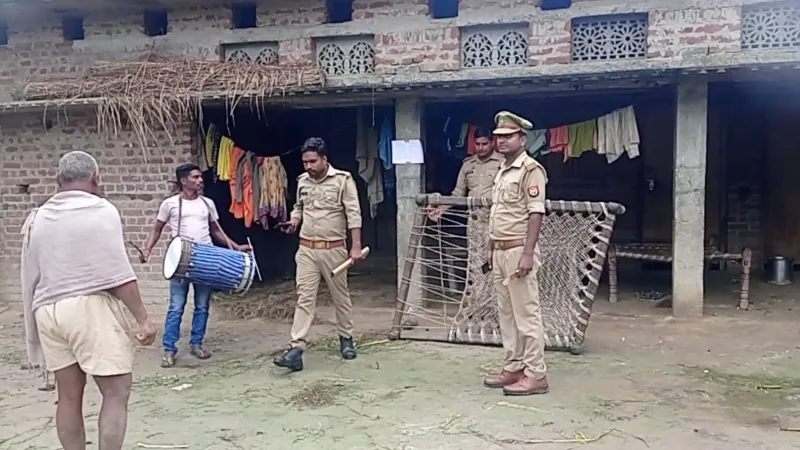 कुर्की : फरार आठ लोगों के घर पुलिस ने चस्पा किया नोटिस