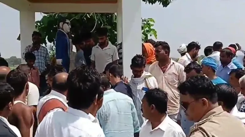 प्रयागराज : अराजक तत्वों ने तोड़ी बाबा साहब की प्रतिमा, हंगामा