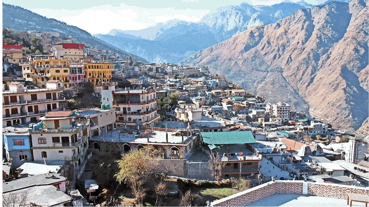 जोशीमठ: हेलंग में भूस्खलन प्रभावित इलाके में इमारत ढही, SDRF ने तीन लोगों को बचाया
