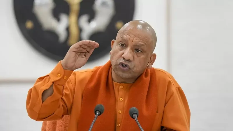 लखनऊ : CM योगी ने देखा वाराणसी और गोरखपुर का प्रेजेंटेशन, दिए निर्देश   
